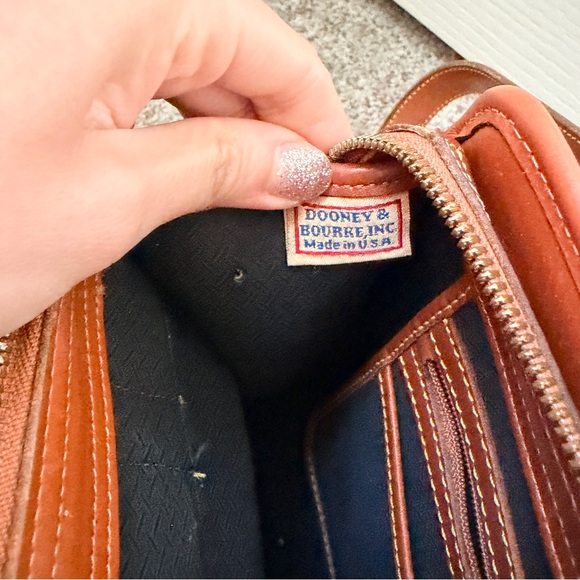 Dooney and Bourke rare vintage all weather leather shoulder bag - Picture 10 of 13